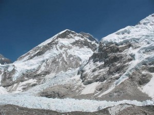 Första glimten av Mount Everest på ett par dagar. Toppen som sticker upp i mitten av bilden. Första glimten av Mount Everest på ett par dagar. Toppen som sticker upp i mitten av bilden.