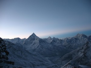 Innan solen gått upp! Vy över Ama Dablam och Pheriche från Lobuche Lobuche Peak Expedition