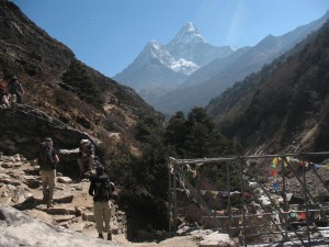 Bron över Imja Khola och Ama Dablam
