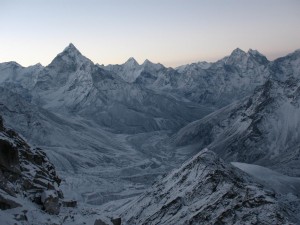 Dalen med byn Pheriche. Taget från Lobuche Peak Dalen med byn Pheriche. Taget från Lobuche High Camp.