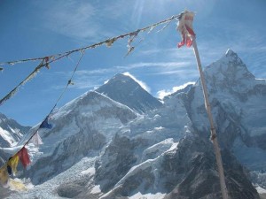 Mount Everest 8 848 m i mitten. Till höger Lhotse 8 516 m, världens fjärde högsta berg Mount Everest 8 848 m