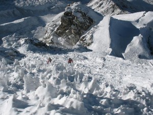 Is-pinnaklarna gör Lobuches vägg vass och utmanande. Lobuche Peak Expedition