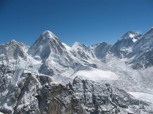 Pumori från Lobuches toppkam Pumori och en glimt av Everest från Lobuches toppkam