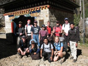 Hela gruppen framfor porten in till Sagarmatha National Park Hela gruppen framfor porten in till Sagarmatha National Park