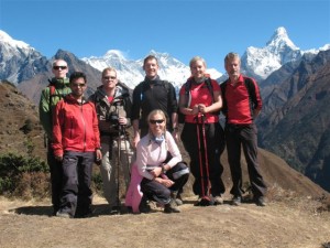 Isak, Johan, Dan, Emelie, Anders, Saran och Christina framfor Nuptse, Mount Everest, Lhotse och Ama Dablam Isak, Johan, Dan, Emelie, Anders, Sara och Christina framfor Nuptse, Mount Everest, Lhotse och Ama Dablam
