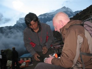 Dan fyndar skor pa Tibetanska marknaden i Namche Dan fyndar skor pa Tibetanska marknaden i Namche