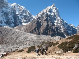 Pa vag mot Lobuche, Cholatse i bakgrunden Pa vag mot Lobuche, Cholatse i bakgrunden