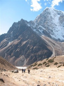 Vi borjar narma oss Thukla, omringade av 6000-7000 metersberg Vi borjar narma oss Thukla, omringade av 6000-7000 metersberg