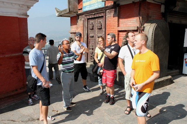 Vår guide berättar om den 2000 år gamla Stupan vid Monkey Temple Vår guide berättar om den 2000 år gamla Stupan vid Monkey Temple