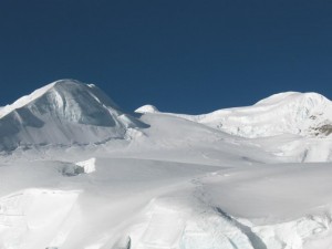 Snö, glaciär och berg var man än tittar...