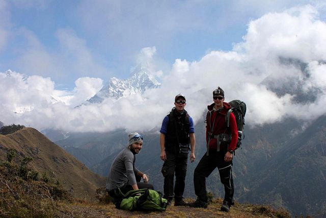 Från denna plats ser man Everest, Lhotse, Nuptse och Ama Dablam bra vid klart väder. Nu kunde man skymta delar av topparna. Från denna plats ser man Everest, Lhotse, Nuptse och Ama Dablam bra vid klart väder. Nu kunde man skymta delar av topparna.