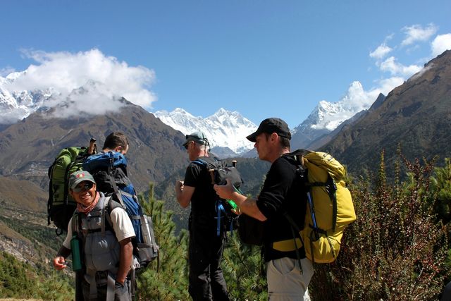 Niklas och vår sherpa Harri tar en vattenpaus på väg mot Tengboche Niklas och vår sherpa Harri tar en vattenpaus på väg mot Tengboche
