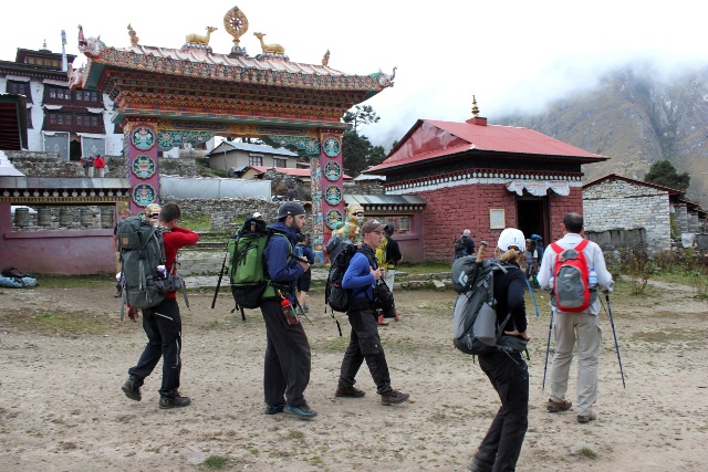 I Tengboche, klostret i bakgrunden I Tengboche, klostret i bakgrunden