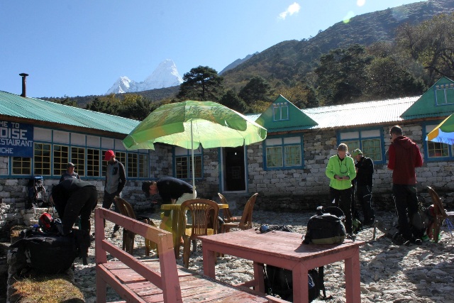 Morgon på lodgen i Deboche. Ama Dablam vakar över oss. Morgon på lodgen i Deboche. Ama Dablam vakar över oss.