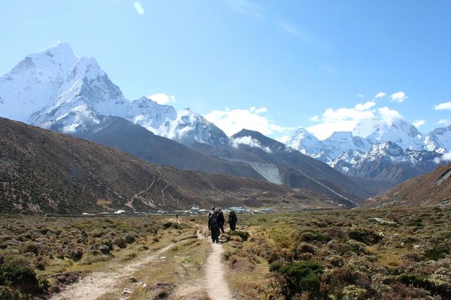 Mot Lobuche! Ama Dablam & Pheriche i bakgrunden. Mot Lobuche!