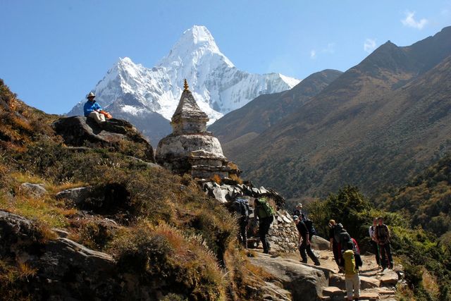 Liten stupa längs med stigen Liten stupa längs med stigen