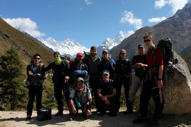Hela gruppen samlad framför Himalayas toppar Hela gruppen samlade framför Himalayas toppar