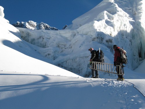 Vår klättersherpa Ang Namge Sherpa och vår guide Saran på väg up för glaciären. Vår klättersherpa Ang Namge Sherpa och vår guide Saran på väg up för glaciären.