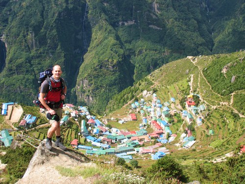 Troy och ett ovanligt grönt Namche Troy och Namche Bazar