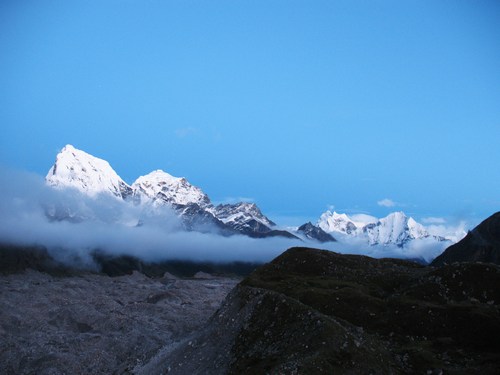 Vyer från Gokyo. Cholatse, Taboche, Kangtega och Thamserku i horisonten. Nepals största glaciär, Ngzumpa, i förgrunden. Vyer från Gokyo. Cholatse, Taboche, Kangtega och Thamserku i horisonten!
