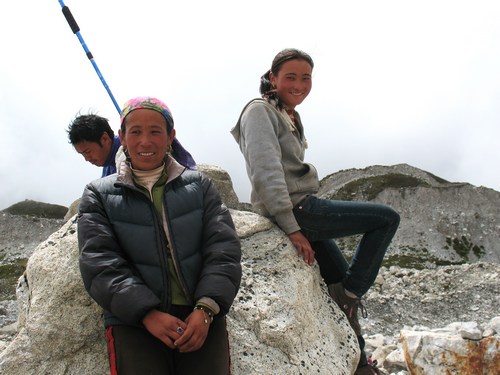 Mor och dotter som ledde oss över Ngzumpa glaciären. Mor och dotter som ledde oss över Ngzumpa glaciären.