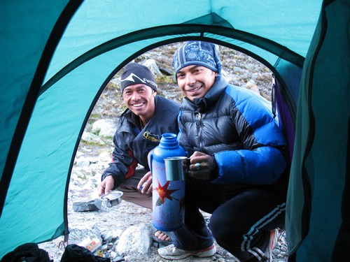 Vår guide Saran och vår Sherpa Om hälsar god morgon med hett te i BC Vår guide Saran och vår Sherpa Om hälsar god morgon med hett te i BC