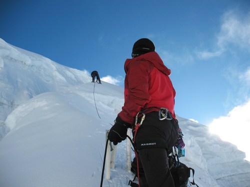 Ang Namge och Saran försöker hitta en väg genom glaciären, Island Peak Ang Namge och Saran försöker hitta en väg genom glaciären, Island Peak