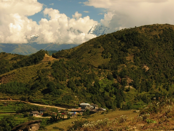 Byn Thade med Himalayas ståtliga toppar bakom sig Byn Thade med Himalayas ståtliga toppar bakom sig