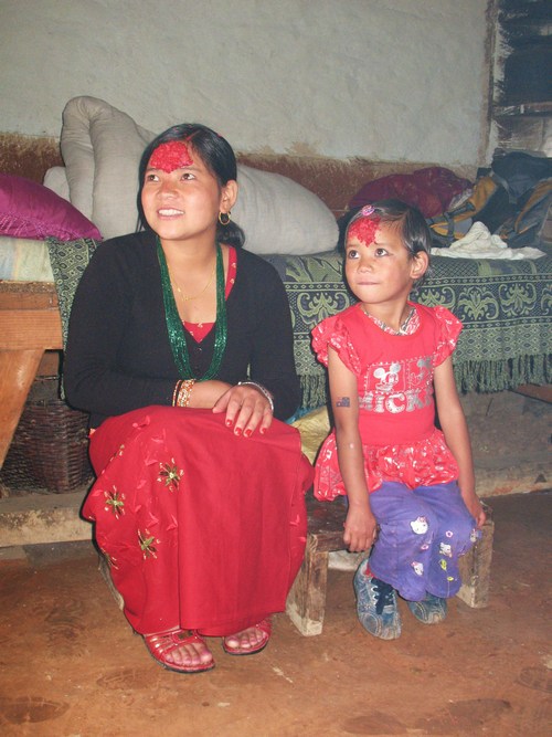 Vår Sherpa Hari's fru och dotter Monica Vår Sherpa Hari's fru och dotter Monica