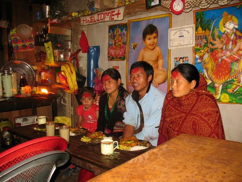 Vår sherpa Om med fru och Hari's fru och dotter under festivalen Dashain Vår sherpa Om med fru och Hari's fru och dotter under festivalen Dashain