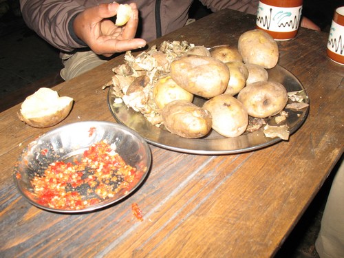 Kokt potatis med chili är en populär frukost bland Sherpafolket Kokt potatis med chili är en populär frukost bland Sherpafolket