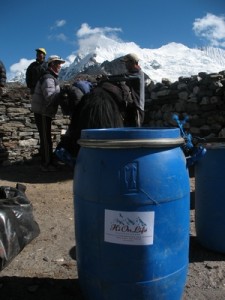 Hi On Life's expeditionsutrustning packas på yakar i Chukung Hi On Life's expeditionsutrustning packas på yakar i Chukung