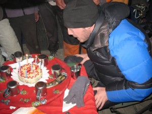 Dan blåser ut ljusen på sin 30-årstårta i baslägrets mässtält, dryga 5000 möh. Dan blåser ut ljusen på sin 30-årstårta i baslägrets mässtält, dryga 5000 möh.