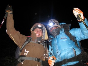 Emelie och Saran under toppbestigningen av Island Peak Emelie och Saran under toppbestigningen av Island Peak