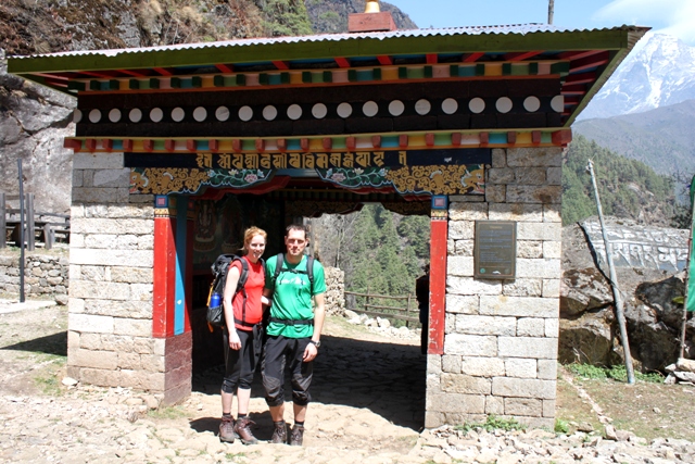 Anna & Marten framfor porten till Sagarmatha Nationalpark