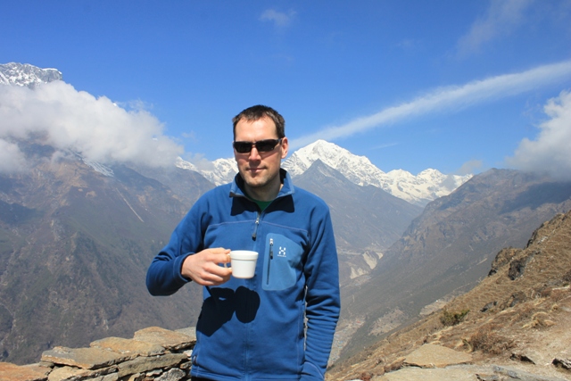 En kopp med hett citronte gor gott hogt uppe i Himalaya
