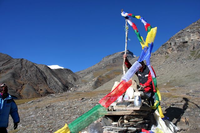 För våra sherpor var det viktigt att sätta upp de färgglada böneflaggorna för "tur på berget"