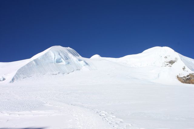 Den lilla lilla bulan i mitten är toppen av Mera Peak